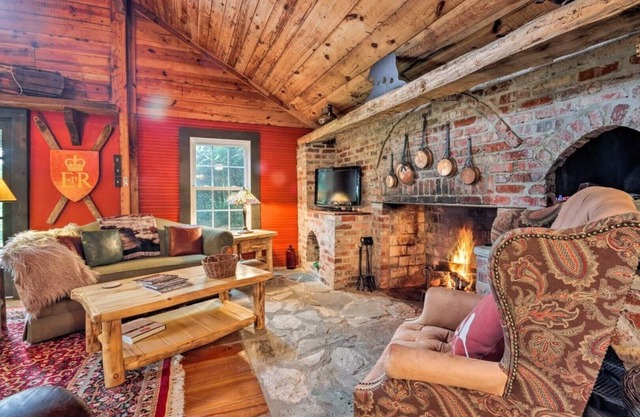 Historic Cabin in Little Switzerland w/Fire Pit-Walk to village and shops!