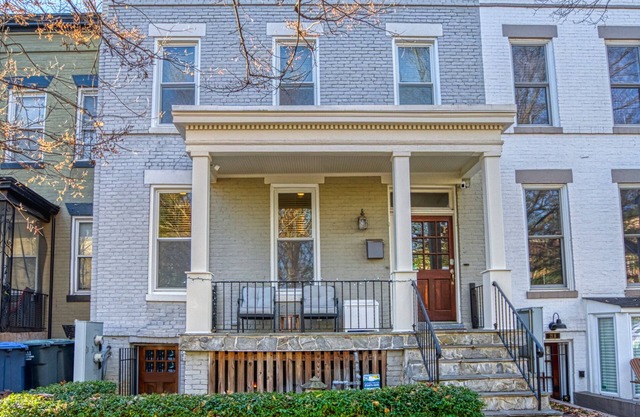Historic Capitol Hill home near restaurants, shops, public transit, and parks!