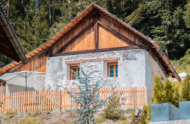 Historic Chalet Neuhaus - with open air jacuzzi & infrared sauna!