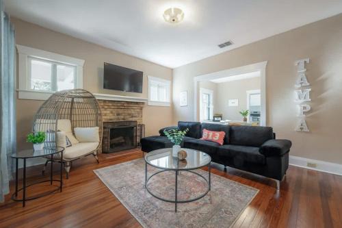 Historic & Cozy Bungalow by Downtown