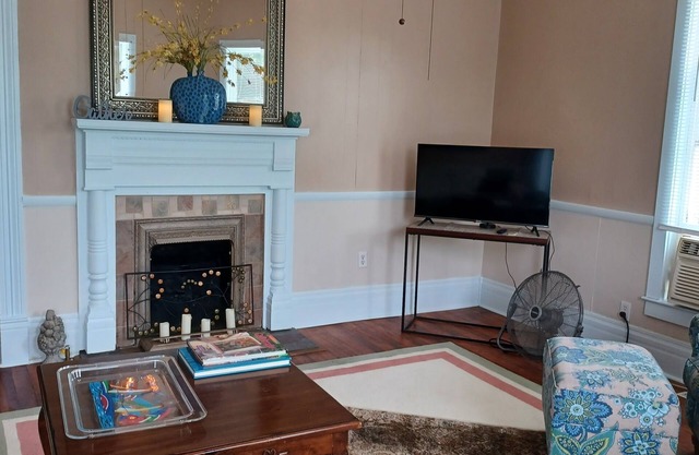 Historic Cozy Cottage 5 to 10 Mins. from, Fishing, Golfing, Waterpark, Hunting