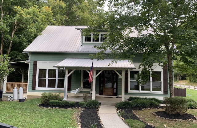 Historic Creekside Cottage - A quiet place for rest and relaxation. Come stay!