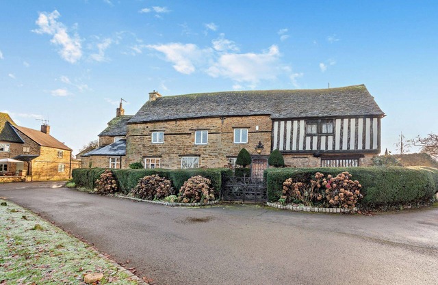 Historic dog friendly holiday home with indoor pool and sauna - The Court House