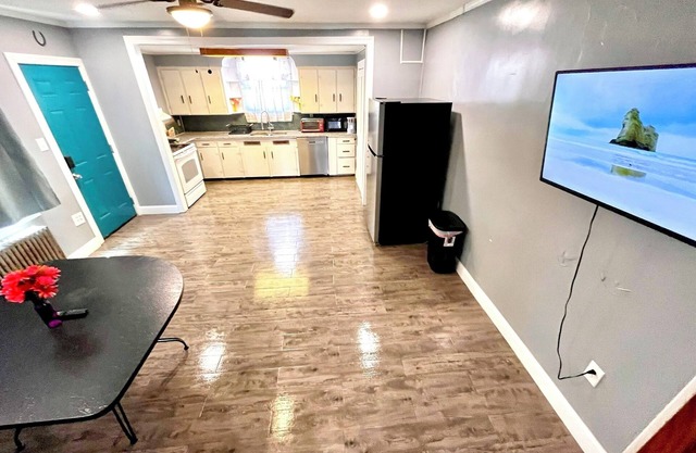Historic Downtown Beaver Meadows l 3 bd 4 sofa bd w Dishwasher Laundry & Kureg