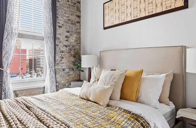 Historic Downtown - Free Parking Garage - 5 min walk OTR