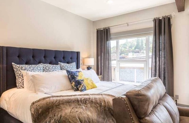 Historic Downtown Luxurious Apartment Only Steps Away from Local Restaurants