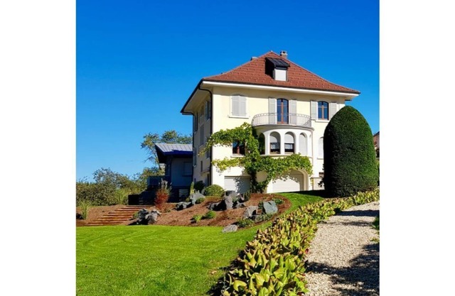 Historic family home with private fenced park (3.5 bedrooms -1 bathroom)