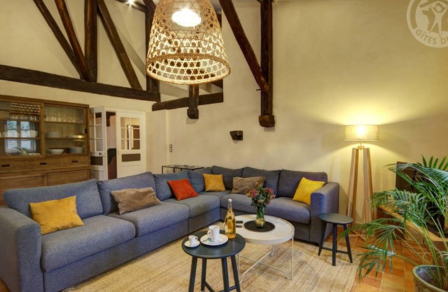 Historic 3BR Gîte with Private Bathrooms, WiFi, and Garden near Lyon