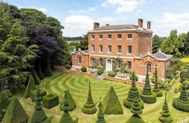 Historic Georgian Estate with Breathtaking Topiary Garden – Pet Friendly