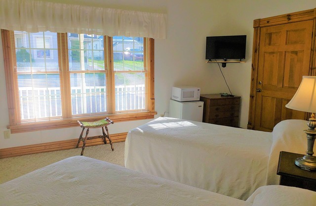 Historic Hardware Inn with River Views: Suite 102