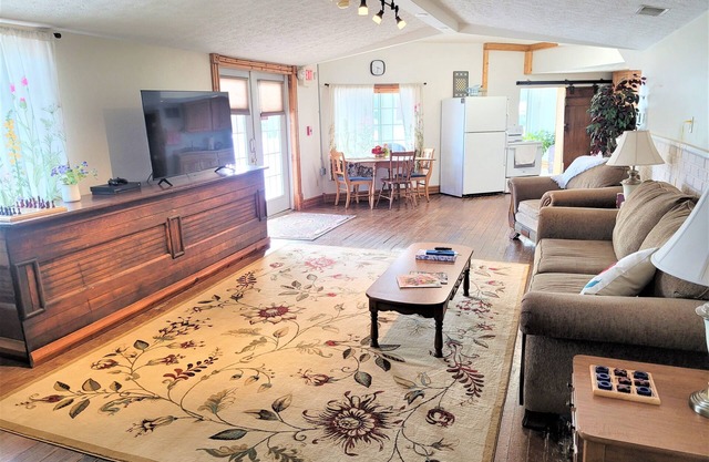 Historic Hardware Inn with River Views: Ely Suite