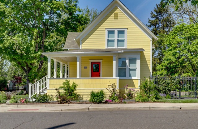 Historic Home Near Downtown Salem: Walk to Capitol