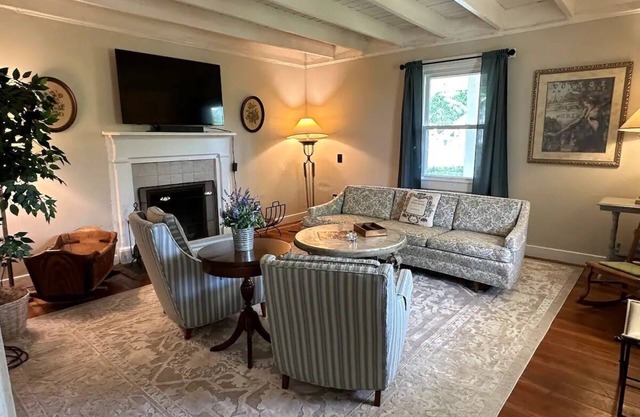 Historic home nestled in the heart of horse and wine country. Kids/pet friendly!