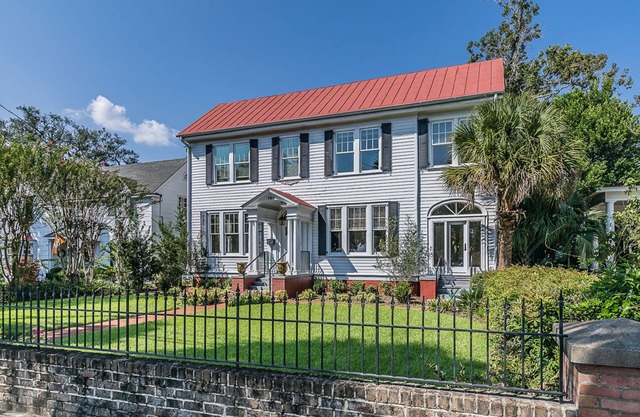 Historic Home Overlooking the Beaufort River Located on Bay St - Sleeps 10