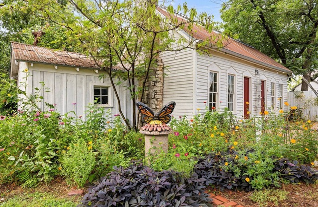 Historic Home: Walking distance to historic square, beach, & hiking trail!