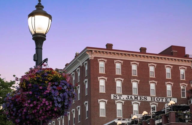 Historic Hotel in Beautiful Red Wing -Outdoor Activities -Dining -Museums -Art