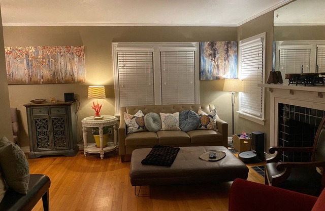 Historic house walking distance to various parks, restaurants & nightlife!