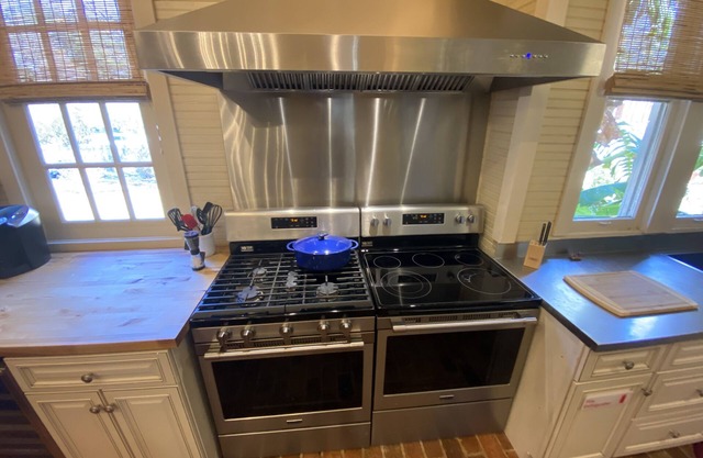 Historic large family home - 5 minutes from the Mississippi River and two parks!