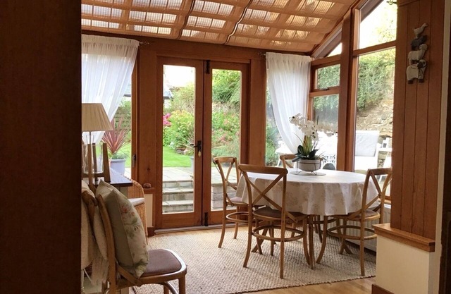 Historic Listed COTTAGE withCONSERVATORY & GARDEN centre of St Andrews sleeps 6