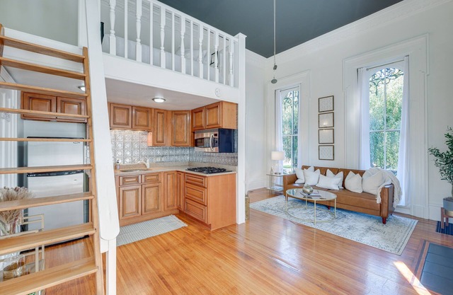 Historic New Albany Apartment ~ 6 Mi to Louisville