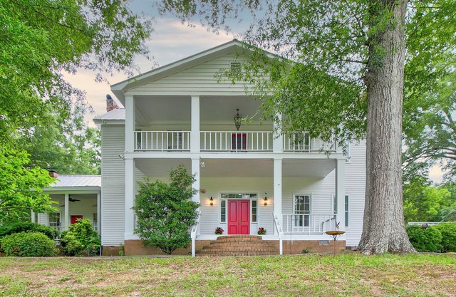 Historic Oakland House -Beautifully Restored 1820s Farmhouse 4 Beds with Pool