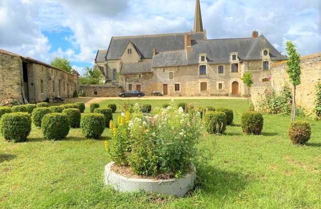 Historic Retreat in Loire-Anjou-Touraine Regional Park, Ideal for Couples