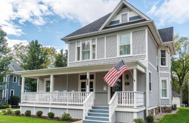 Historic Retreat - steps from the Lake and Downtown