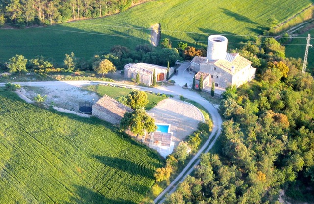 Historic, spacious and very quiet. Great location! Barcelona-Girona. free wi-fi