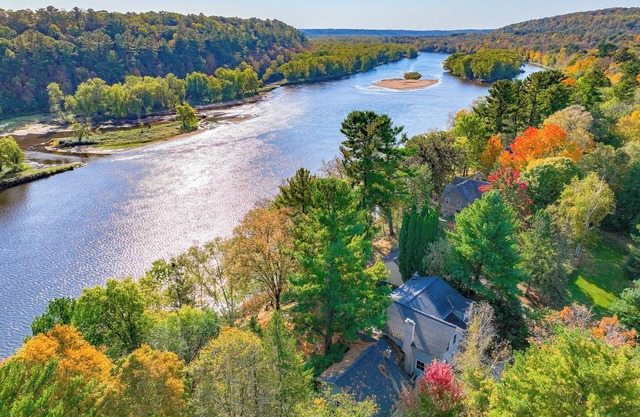 Historic 3-bedroom/3 bath house on the St. Croix River