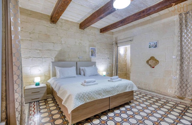Historic Valletta Townhouse,Iconic Charm & Central