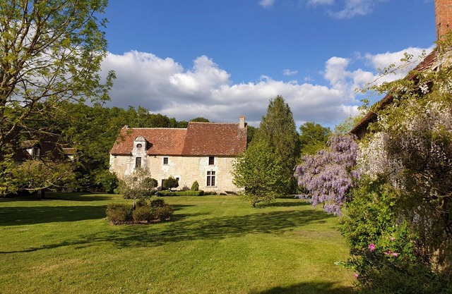 Historical 15th Century Hunting Lodge with Heated Pool near Beauval Zoo