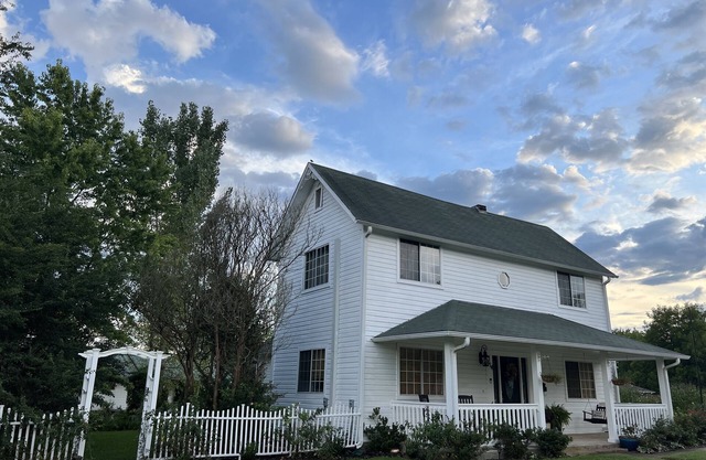 Historical colonial home with Pool, close to park & downtown Mena.