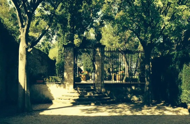 Historical monument listed house, garden & swimming pool close to vineyards
