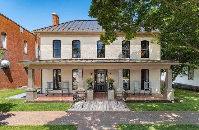 Historical & Quaint Renovated I-House in Downtown Somerset W/Great Walkability