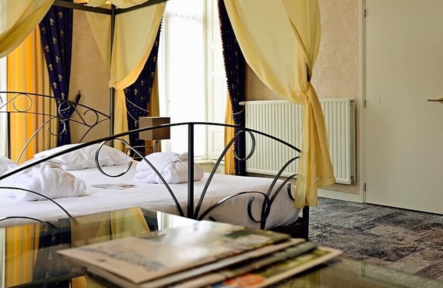 Historical Room Ideal for Cultural Explorers Near Fries Museum