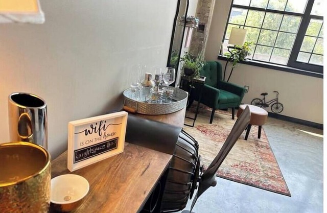 Historically Perserved Loft Close to Churchillnn