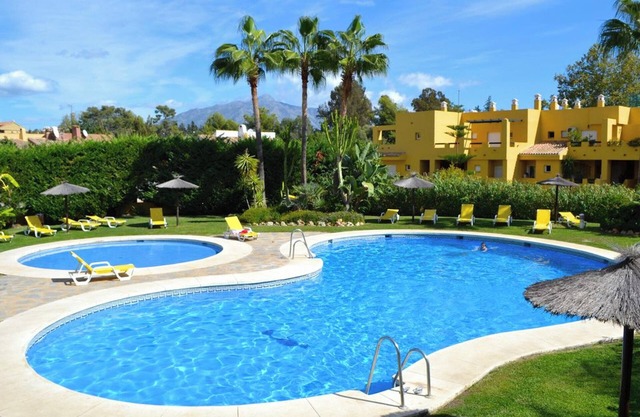 Homerez - Elegant Apartment in Marbella, Pool