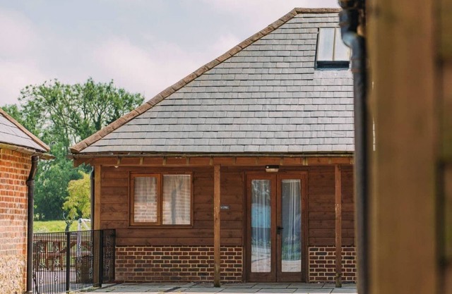 Hoad Farm Cottages, sleeps 12, Hoad Farm, Acrise