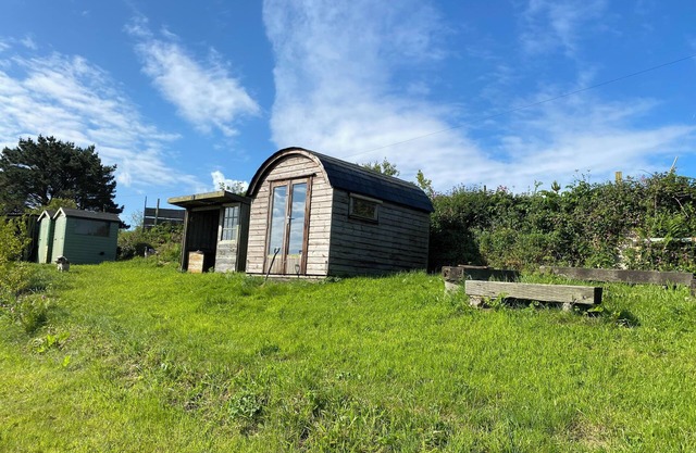 Hobbit hut with stunning valley views near Falmouth