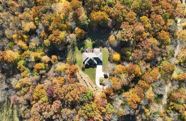 Hocking Hills Luxury-Mins to the caves & trails. HotTub. FirePit. Gameroom WiFi