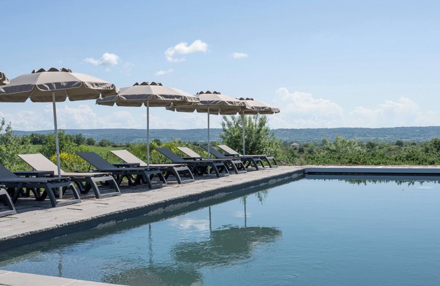Holiday Home 'Gîte Figuier Au Mas Dujau' with Mountain View, Shared Pool and Wi-Fi