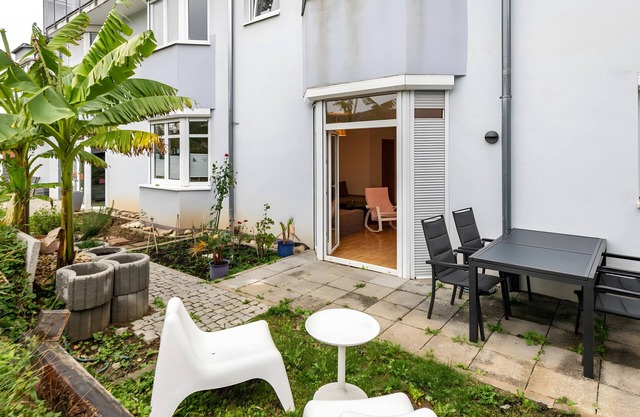 Holiday Apartment 'Haus Castellblick' with Mountain View, Private Terrace and Wi-Fi