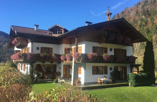 Holiday apartment (80 sqm)- in the area of Salzburg and the Salzkammergut