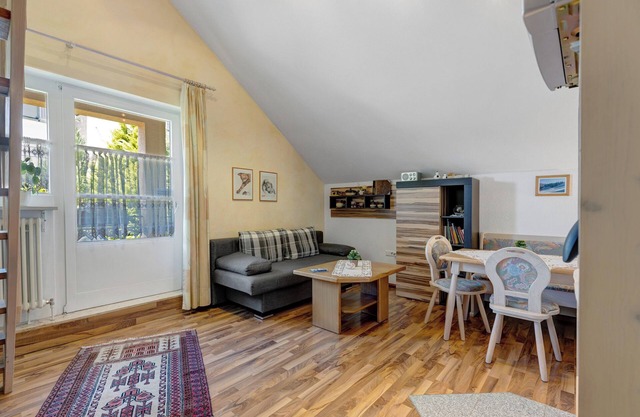 Holiday Apartment B with Balcony and Wi-Fi