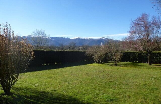 Holiday apartment facing the Pyrenees
