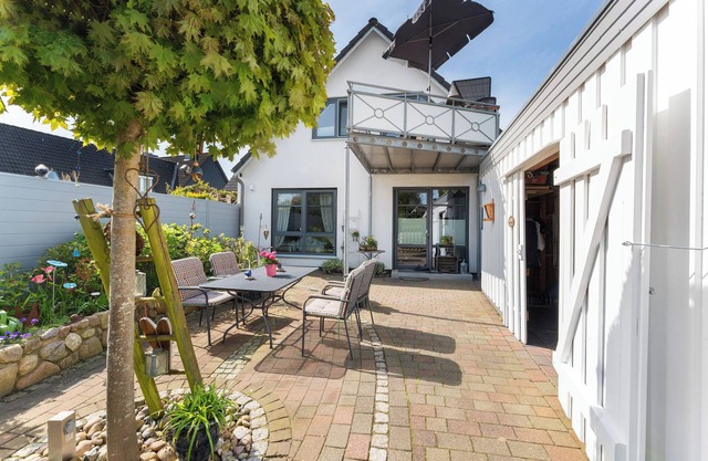 Holiday Apartment "Hüsing" with Private Garden, Balcony & Wi-Fi