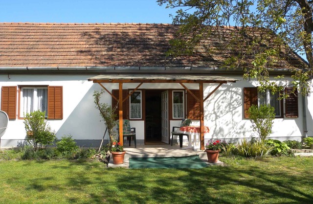 Holiday apartment with garden