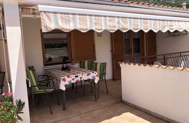 Holiday apartment with terrace near the sea