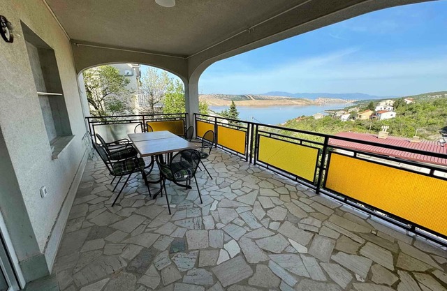 Holiday apartment with sea view, terrace and barbecue