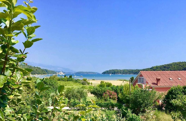 Holiday apartment with sea views
